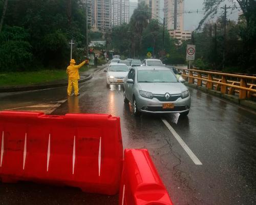 FotografoFoto Alcaldía de Medellín:Alcaldía de Medellín hace seguimiento al agrietamiento de la vía que se registra en la Avenida Las Palmas. 